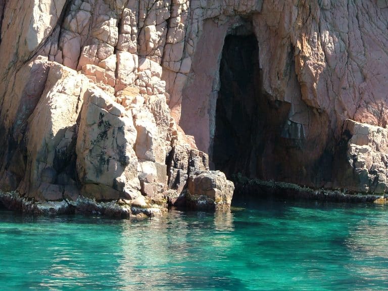 Partir une randonnée pour explorer la Corse