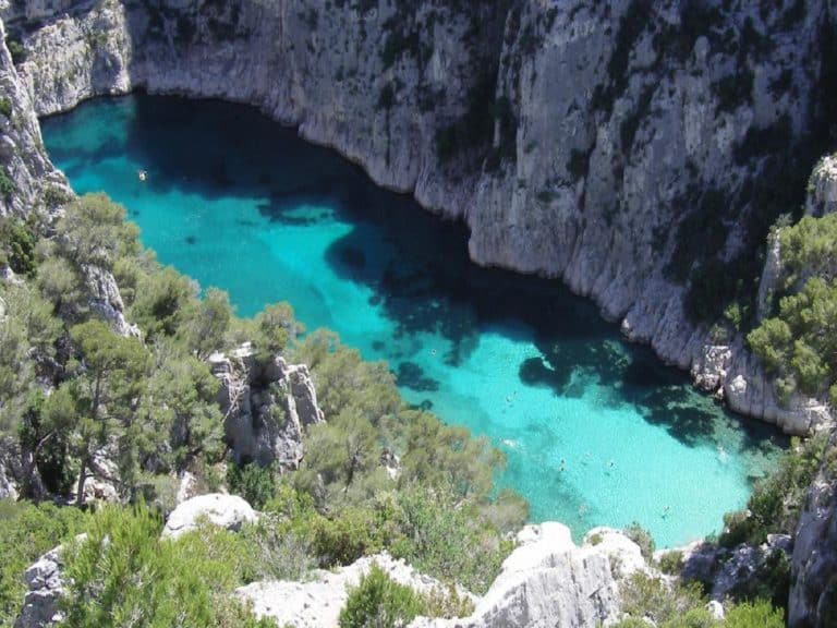 Des cascades et plusieurs aventures inédites à faire dans les Calanques