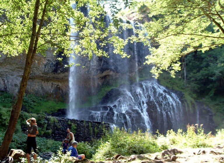 Apprécier la Cascade de la Beaume en randonnée