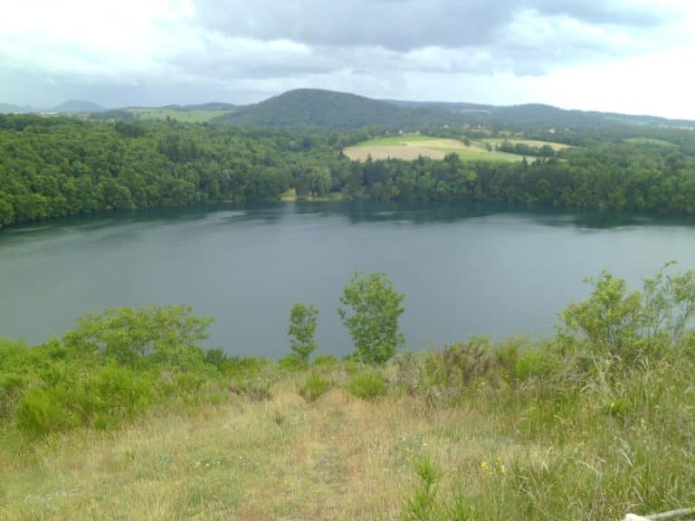 Parcourir le Gour de Tazenat en randonnée