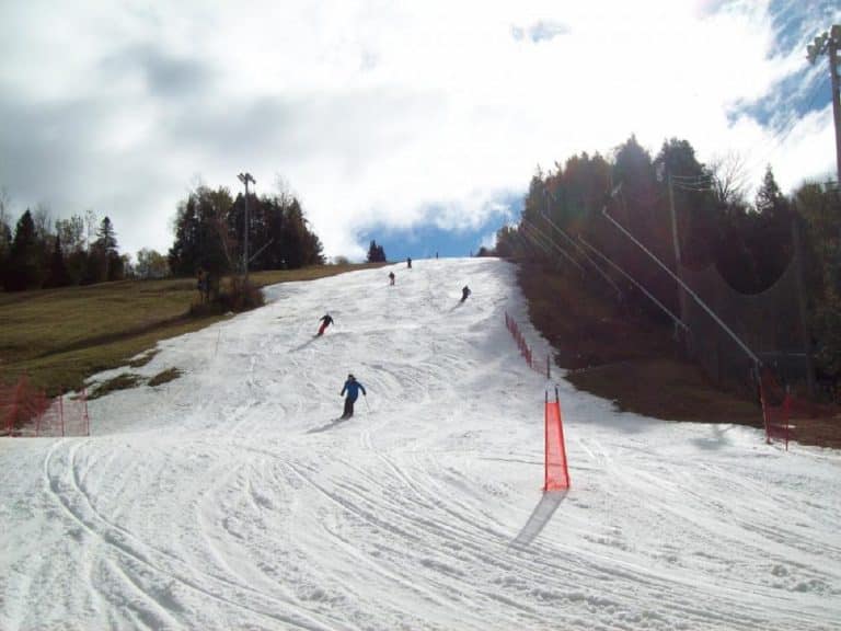Le ski printanier pour passer du bon temps en montagne
