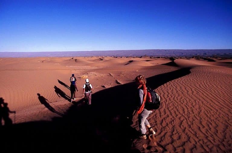 Randonnée dans les dunes au désert du Maroc