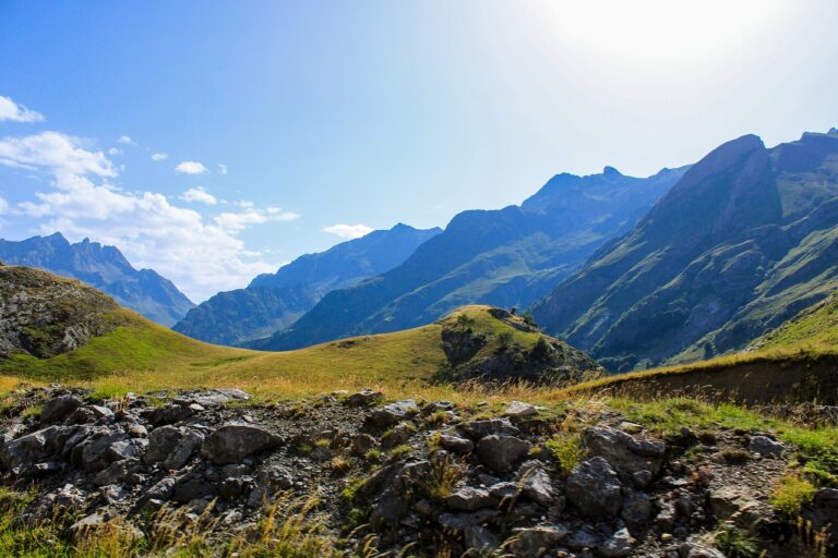 Quelles activités incontournables lors d&rsquo;une escapade alpine dans les Pyrénées ?