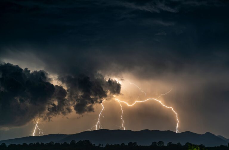 Orage en montagne : les bons réflexes à adopter en randonnée