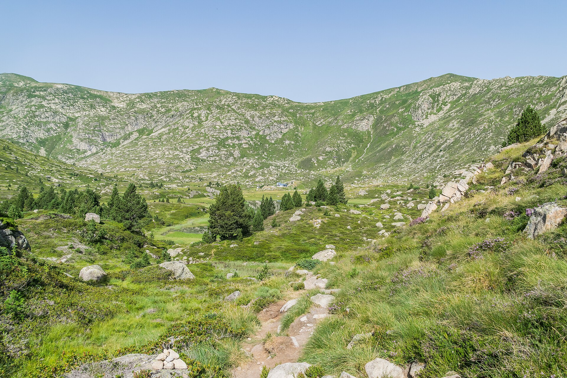 Le sentier du GR10 dans les montagnes de la commune d’Auzat.